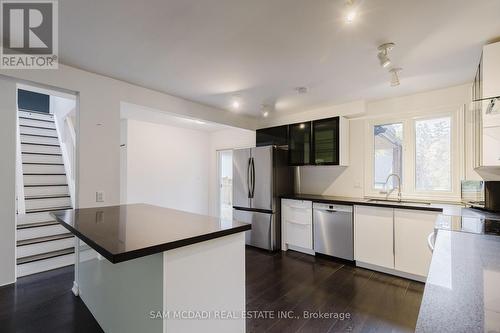 1531 Glenburnie Road, Mississauga, ON - Indoor Photo Showing Kitchen