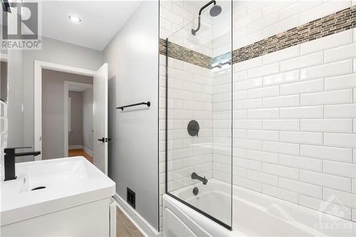 559 Highcroft Avenue Unit#3, Ottawa, ON - Indoor Photo Showing Bathroom