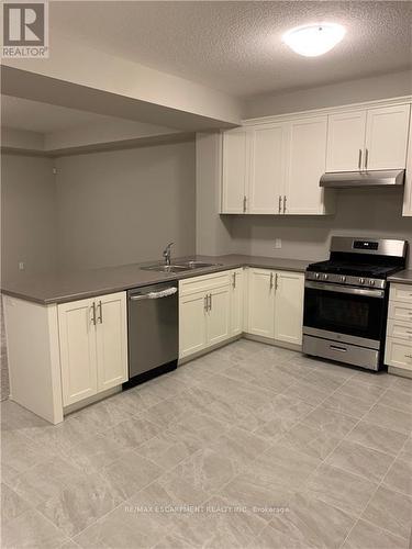 34 Zoe Lane, Hamilton, ON - Indoor Photo Showing Kitchen