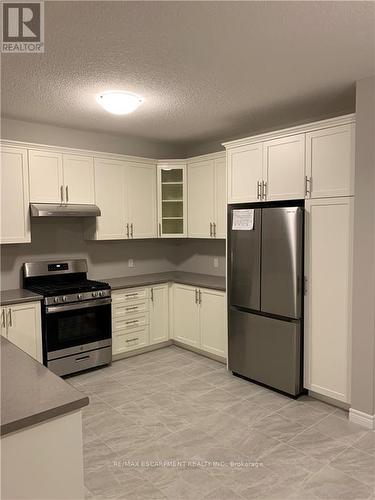 34 Zoe Lane, Hamilton, ON - Indoor Photo Showing Kitchen