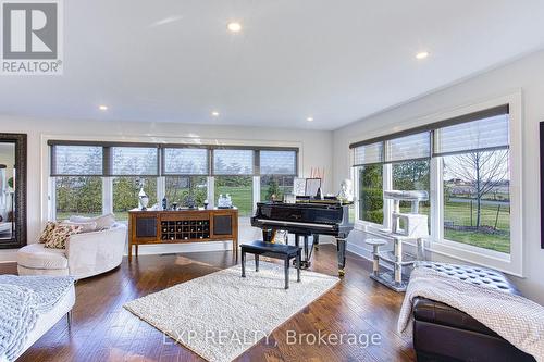 322 Russ Road, Grimsby, ON - Indoor Photo Showing Living Room