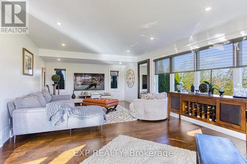 322 Russ Road, Grimsby, ON - Indoor Photo Showing Living Room