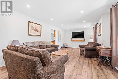 4374 Duff Road, South Frontenac (Frontenac South), ON - Indoor Photo Showing Living Room