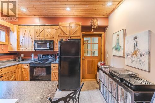 2439 Fairways Drive, Kamloops, BC - Indoor Photo Showing Kitchen