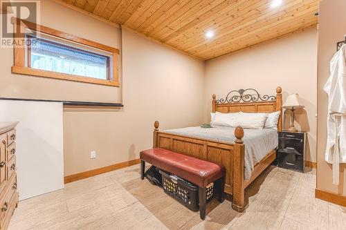 2439 Fairways Drive, Kamloops, BC - Indoor Photo Showing Bedroom