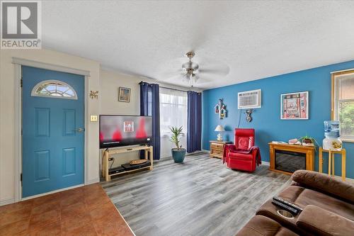 2508 41 Avenue, Vernon, BC - Indoor Photo Showing Living Room