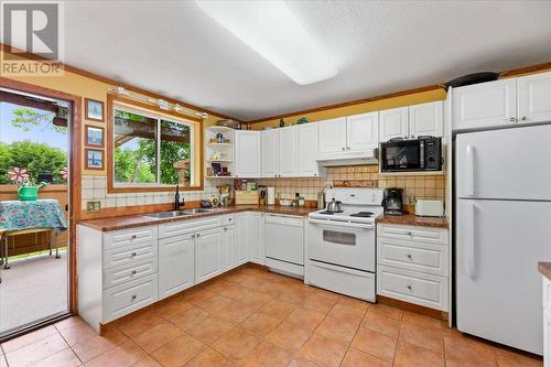 2508 41 Avenue, Vernon, BC - Indoor Photo Showing Kitchen With Double Sink