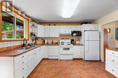 2508 41 Avenue, Vernon, BC - Indoor Photo Showing Kitchen With Double Sink