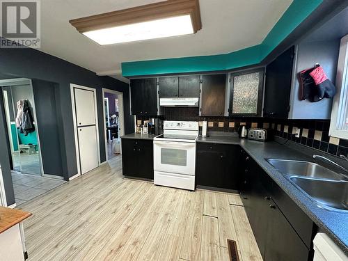 1104 120 Avenue, Dawson Creek, BC - Indoor Photo Showing Kitchen With Double Sink