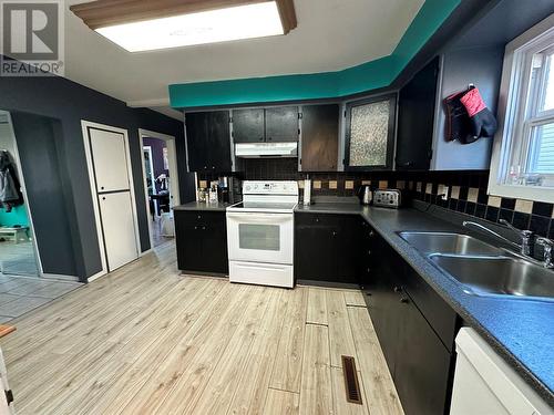 1104 120 Avenue, Dawson Creek, BC - Indoor Photo Showing Kitchen With Double Sink