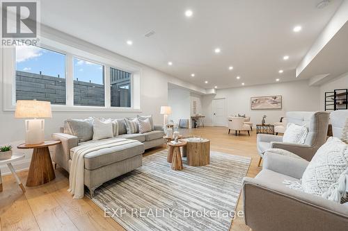 25 Franklin Crescent, Whitby, ON - Indoor Photo Showing Living Room