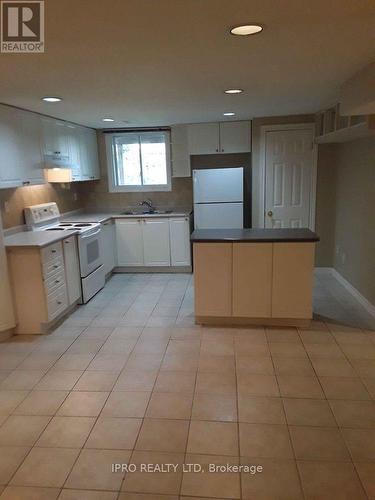 Bsmnt - 71 Daniels Crescent, Ajax, ON - Indoor Photo Showing Kitchen