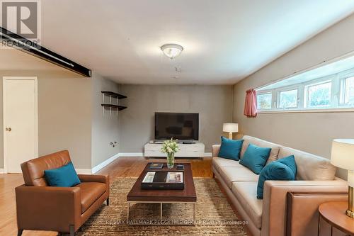 31 Little Avenue, Barrie, ON - Indoor Photo Showing Living Room