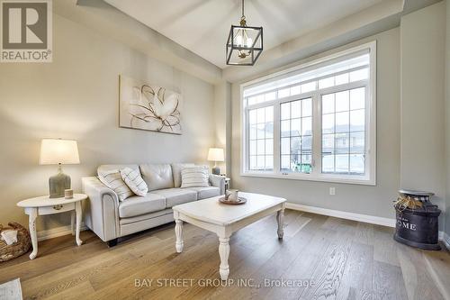 17 Thompson Way, Springwater, ON - Indoor Photo Showing Living Room