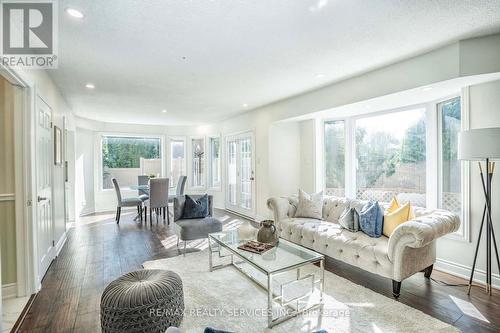 6685 Mockingbird Lane, Mississauga, ON - Indoor Photo Showing Living Room