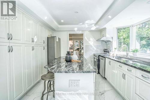 6685 Mockingbird Lane, Mississauga, ON - Indoor Photo Showing Kitchen With Upgraded Kitchen