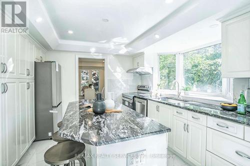 6685 Mockingbird Lane, Mississauga, ON - Indoor Photo Showing Kitchen With Upgraded Kitchen