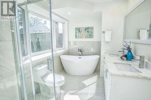 6685 Mockingbird Lane, Mississauga, ON - Indoor Photo Showing Bathroom