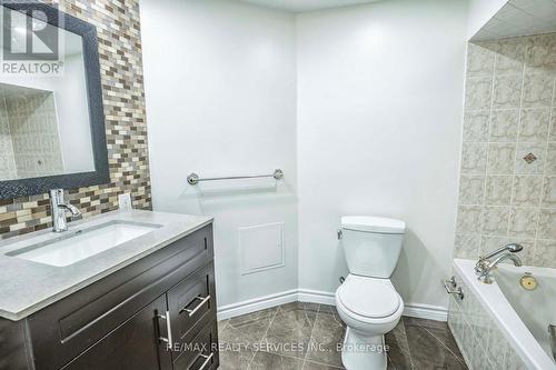 6685 Mockingbird Lane, Mississauga, ON - Indoor Photo Showing Bathroom