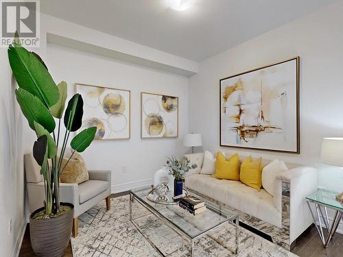 8 Schmeltzer Crescent, Richmond Hill, ON - Indoor Photo Showing Living Room