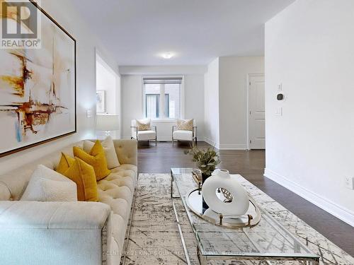 8 Schmeltzer Crescent, Richmond Hill, ON - Indoor Photo Showing Living Room