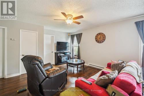 35 Toronto Street N, Uxbridge, ON - Indoor Photo Showing Living Room