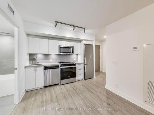 702-30 Tretti Way, Toronto, ON - Indoor Photo Showing Kitchen With Stainless Steel Kitchen