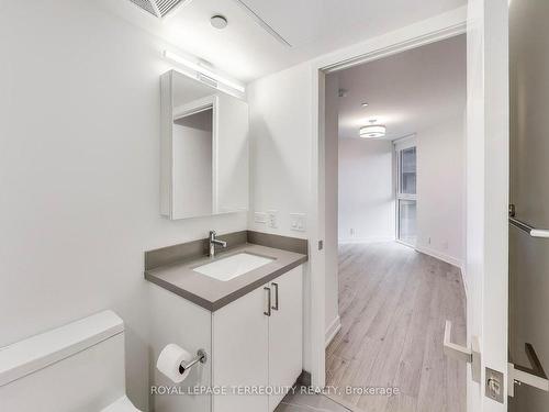 702-30 Tretti Way, Toronto, ON - Indoor Photo Showing Bathroom