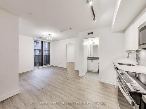 702-30 Tretti Way, Toronto, ON - Indoor Photo Showing Kitchen With Double Sink