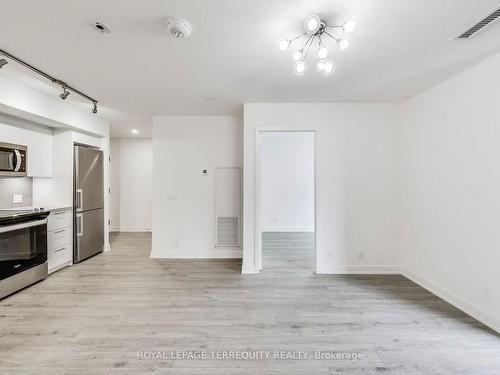 702-30 Tretti Way, Toronto, ON - Indoor Photo Showing Kitchen