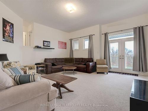 137 East Shore Dr, Clarington, ON - Indoor Photo Showing Living Room