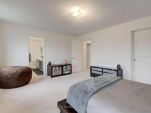 137 East Shore Dr, Clarington, ON - Indoor Photo Showing Bedroom