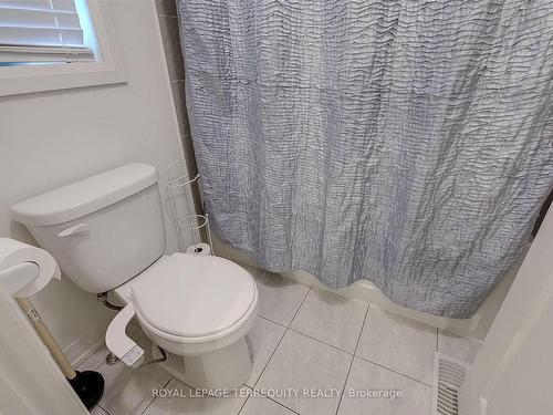 137 East Shore Dr, Clarington, ON - Indoor Photo Showing Bathroom