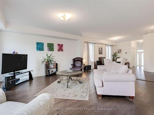 137 East Shore Dr, Clarington, ON - Indoor Photo Showing Living Room