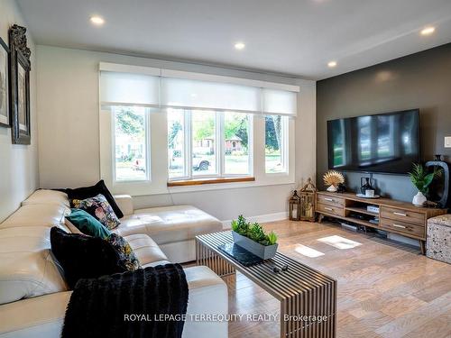 390 Little Ave, Barrie, ON - Indoor Photo Showing Living Room