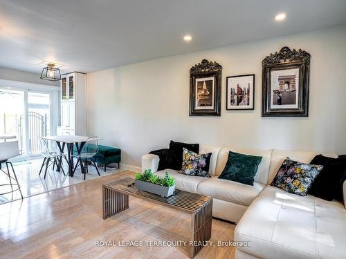 390 Little Ave, Barrie, ON - Indoor Photo Showing Living Room