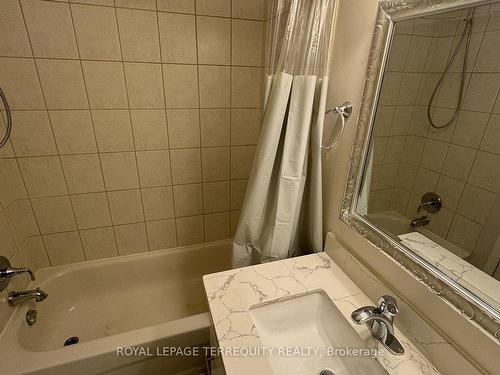 Bsmt-5464 Tenth Line W, Mississauga, ON - Indoor Photo Showing Bathroom