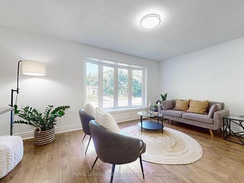 88 Mccraney St W, Oakville, ON - Indoor Photo Showing Living Room