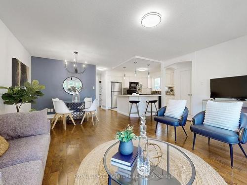 88 Mccraney St W, Oakville, ON - Indoor Photo Showing Living Room