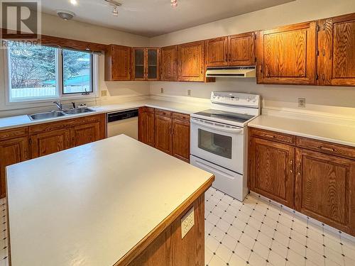 1800 2A Street S, Cranbrook, BC - Indoor Photo Showing Kitchen With Double Sink