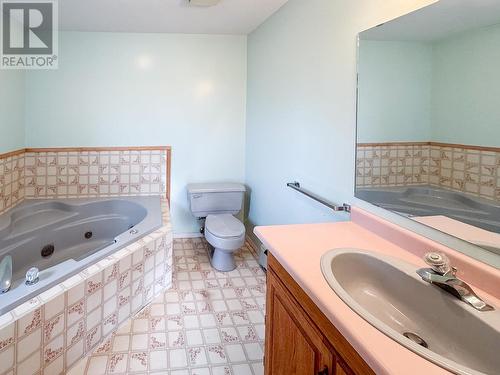 1800 2A Street S, Cranbrook, BC - Indoor Photo Showing Bathroom