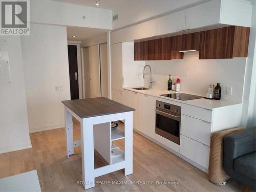 507 - 185 Roehampton Avenue, Toronto, ON - Indoor Photo Showing Kitchen