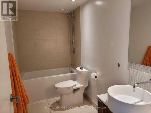 507 - 185 Roehampton Avenue, Toronto, ON - Indoor Photo Showing Bathroom