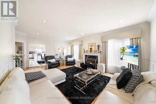 2166 Erin Centre Boulevard, Mississauga, ON - Indoor Photo Showing Living Room