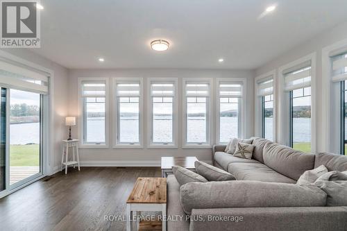 12 Navigator Road, Penetanguishene, ON - Indoor Photo Showing Living Room