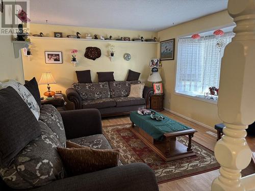 11 Gagnon Crescent, Mackenzie, BC - Indoor Photo Showing Living Room