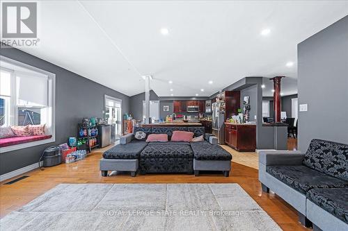 182 Eringate Drive, Hamilton, ON - Indoor Photo Showing Living Room