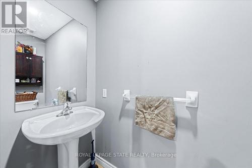 182 Eringate Drive, Hamilton, ON - Indoor Photo Showing Bathroom