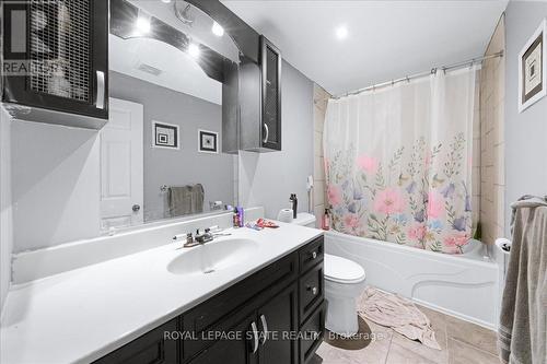 182 Eringate Drive, Hamilton, ON - Indoor Photo Showing Bathroom