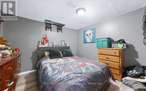 182 Eringate Drive, Hamilton, ON - Indoor Photo Showing Bedroom